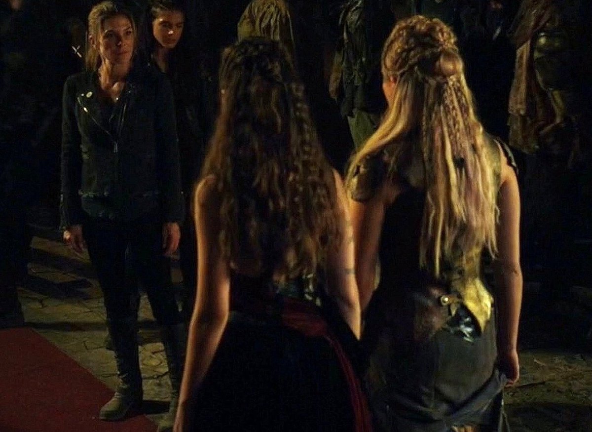 debnammcgraths's tweet image. the day clarke and lexa swear fealty to each other will forever be iconic