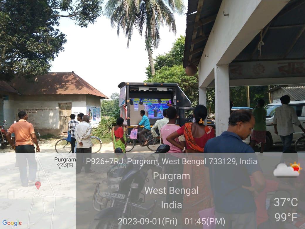 তথ্য ও সংস্কৃতি বিভাগ প্রেরিত LED Tableau Van আজ উত্তর দিনাজপুরের কালিয়াগঞ্জ উন্নয়ন সমষ্টি ও কালিয়াগঞ্জ পৌরসভার বিভিন্ন দুয়ারে সরকার শিবির ও অন্যান্য এলাকায় জনতার মধ্যে সরকারী উন্নয়ন প্রকল্পের প্রচার চালায়। সাধারণ মানুষের উৎসাহ লক্ষ্য করার মত।
#DuareSarkar 
#EgiyeBangla