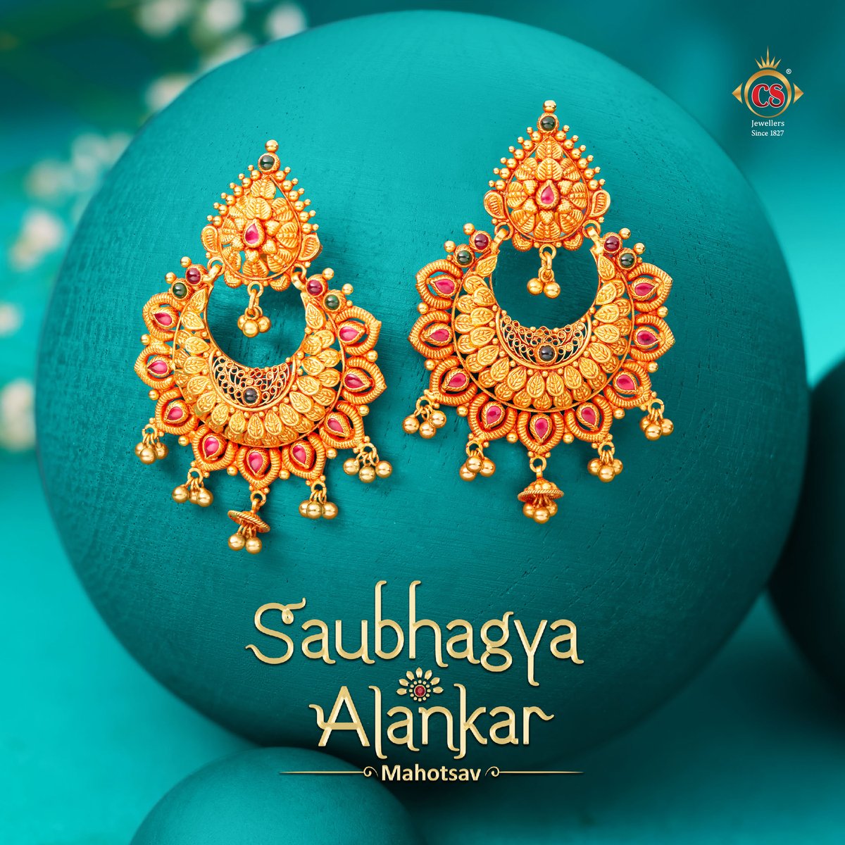 Jhumka is the most important ornament after Mangalsutra in Saubhagya Alankar.
.
Shop in Saubhagya Alankar Mahotsav and Get up to 30% off on Gold Jewellery making charges.
.
Locate our stores@ bit.ly/3S9Uhac
Toll-Free No 📞: 1800 267 0999
.
#csjewellers #saubhagyaalankar