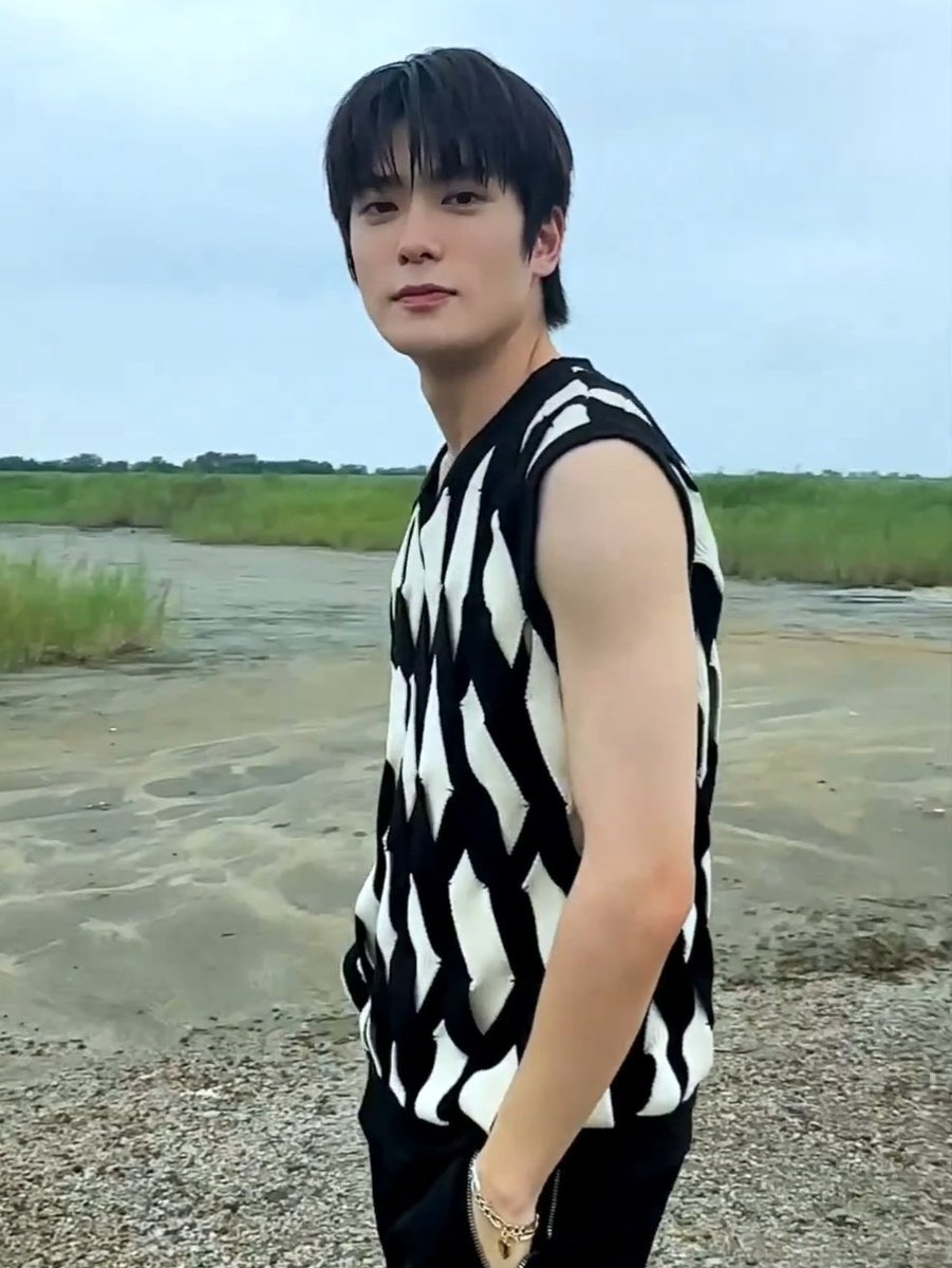 JJHLOOKS's tweet photo. sooo handsome jaehyun https://t.co/EWat0jTjhH