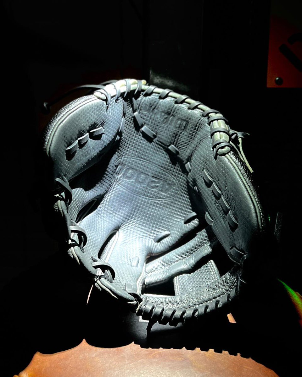 MrSantosCFHS's tweet photo. Fresh off a relace from @flashleathertx to get Aniela's glove ready for the fall season!

The work he does is crazy good.. #kingofthesouth

@A4_Santos @wilsonballglove https://t.co/ZRCRaPME1H