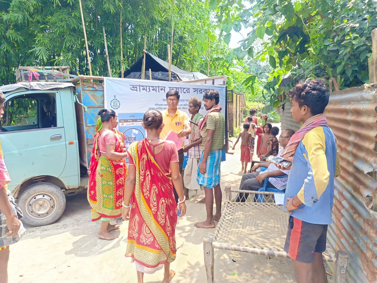 ইসলামপুর মহকুমার গোয়ালপোখর-২ উন্নয়ন সমষ্টি আয়োজিত একটি ভ্রাম্যমাণ দুয়ারে সরকার শিবিরের গাড়ী ঘিরে উৎসাহী মানুষের ভিড়। 
#EgiyeBangla 
#DuareSarkar 

<a href="/arvind0403/">Arvind Meena</a> <a href="/sdoislampur/">SDO Islampur</a> <a href="/UttarDm/">D.M. Uttar Dinajpur, WB</a>
