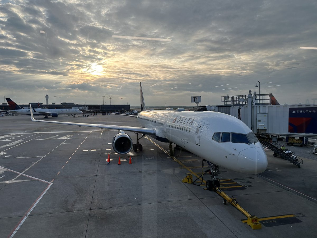 IrrefutableLife's tweet image. I love the smell of jet fuel in the morning! Flight 2 almost ready to go! Looking forward to signing books with @SammieLSmith33
#FSU @CWKickoff