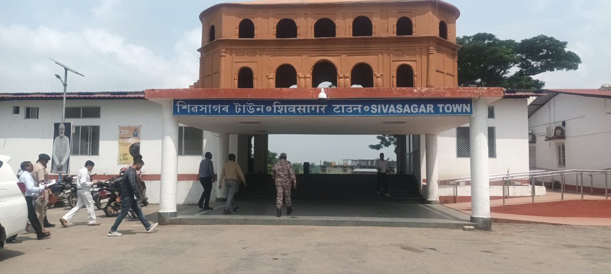 drm_tsk's tweet photo. 🚆 Sri Uttam Prakash, DRM/TSK &amp; Branch Officers conducted inspections at Sivasagar Town &amp; Kharahat railway stations. Existing infrastructure, amenities, safety measures were examined &amp; provided vital counseling to our supervisory staff. 🛤️ https://t.co/QGBMfJXWfh