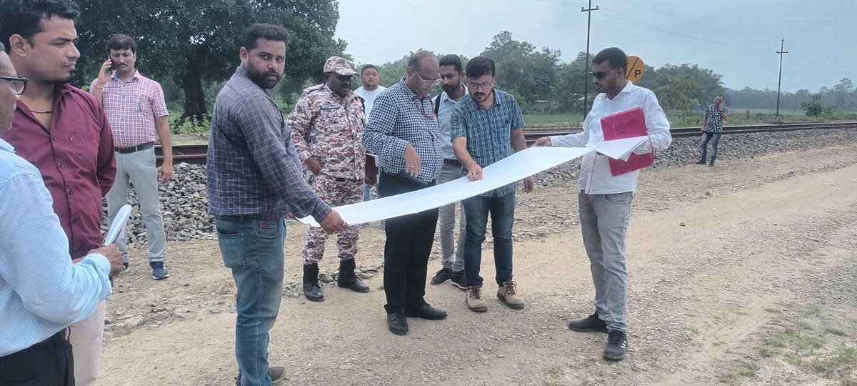 drm_tsk's tweet photo. 🚆 Sri Uttam Prakash, DRM/TSK &amp; Branch Officers conducted inspections at Sivasagar Town &amp; Kharahat railway stations. Existing infrastructure, amenities, safety measures were examined &amp; provided vital counseling to our supervisory staff. 🛤️ https://t.co/QGBMfJXWfh