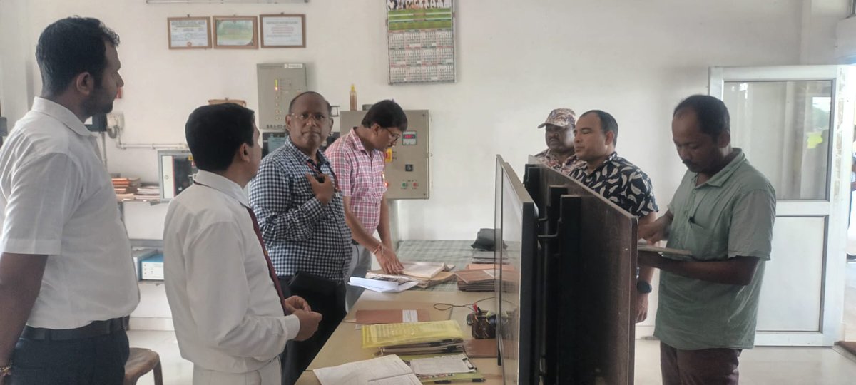 drm_tsk's tweet photo. 🚆 Sri Uttam Prakash, DRM/TSK &amp; Branch Officers conducted inspections at Sivasagar Town &amp; Kharahat railway stations. Existing infrastructure, amenities, safety measures were examined &amp; provided vital counseling to our supervisory staff. 🛤️ https://t.co/QGBMfJXWfh