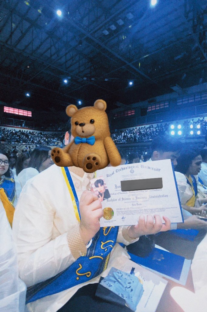 gunwookHD's tweet photo. bc I JUST GRADUATED WITH LATIN HONORS!!!!!

ofc i had to bring gunwook with me 🥳🫂 https://t.co/kLLailHUsW