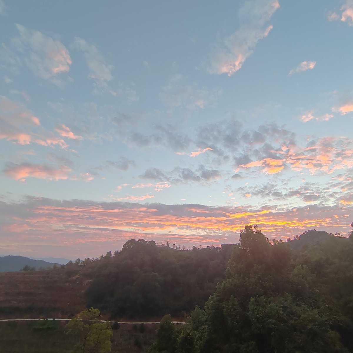 yanchan996's tweet photo. beautiful sky https://t.co/EjRZXEtndo