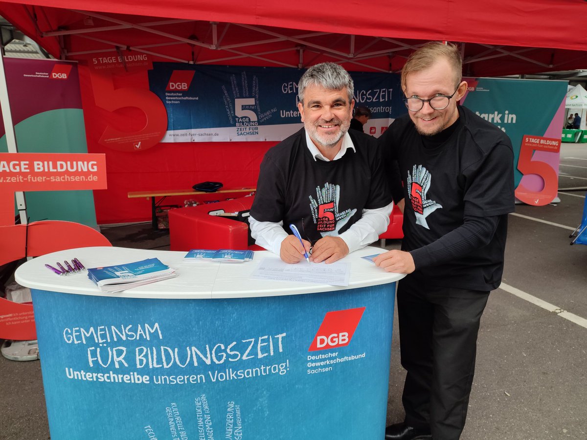 Start der #Bildungszeit Kampagne beim #TagderSachsen. #Gewerkschaften sammeln mit #DGB  #Südwestsachsen für den Volksantrag zur Einführung 5 Tage gesetzliche Bildungsfreistellung  pro Jahr. Herzlich Willkommen auf der Vereinsmeile in #Aue. #Sachsen