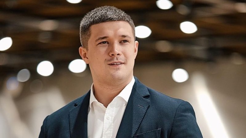 YashinNatalia's tweet photo. .
Образованием в Украине занимаются министр просвещение Оксен Лисовой и вице-премьер и министр Михаил Федоров. У них очень мало общего. Лисовой годится Мише в отцы (ему 51 год, Миша на 20 лет младше). Лисовой - сын диссидента, его детство прошло в Сибири (потому что там на зоне сидел отец). Миша вырос в 90-е годы в обычной семье в Запорожье и о диссидентах только читал. Лисовой учитель, преподаватель, менеджер в системе просвещения. Миша компьютерщик, IT-бизнесмен и политик. Лисовой пошел воевать на фронт, Миша на фронт не пошел, он развивает Дію и обеспечивает армию дронами и роботами... Ну, очень разные они люди. 
И все-таки у них есть общее - они оба любят Украину и сражаются за нее, как могут. И это общее дает надежду, что вместе они смогут реорганизовать, по-украински перетворити устаревшую, окаменевшую, искореженную войной систему просвещения.