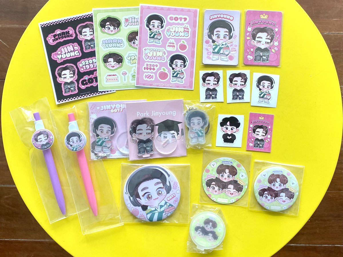 #รีวิวให้บุ๋มบิ๋มjy
เปิดกล่องมาทีแรกร้องว้าววว เยอะมากเลย
หลังจากหยิบออกมา 2 ซอง เอ้ายังมีอีก เอ้ามีปากกาอีก แกะไป ตื่นเต้นไป คือพี่บุ๋มให้มาเยอะแบบเยอะมากๆเลยค่ะ ขอบคุณมากๆเลยนะคะ 🥹 ใจดีกับหนูตลอดเลยยย
<a href="/JRangae_pope/">จินยองอ่า ♡ 𝘑𝘒 _𝘑𝘐𝘕𝘠𝘖𝘜𝘕𝘎 ♡</a> 💚