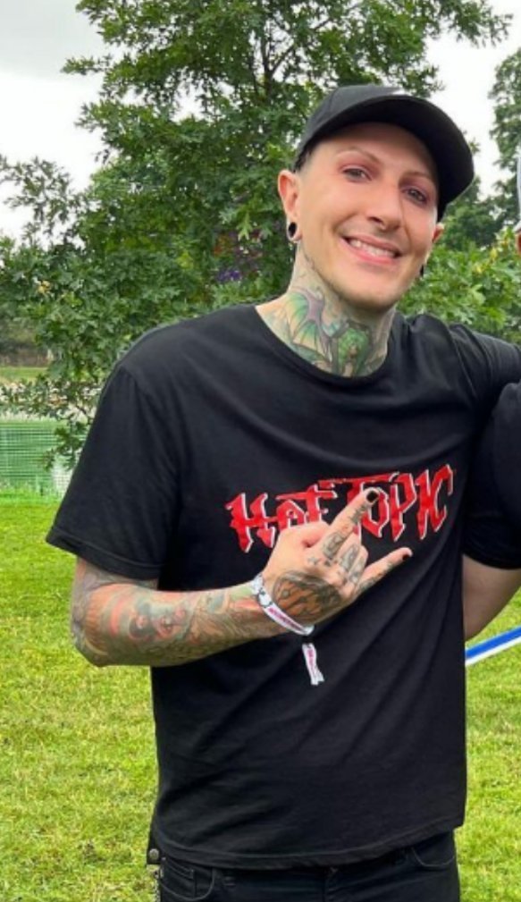 xdarknoirx's tweet photo. He does in fact kill me, but like in a good way?!? 🙃🤘🏻🖤💯 https://t.co/smThmI1xJA