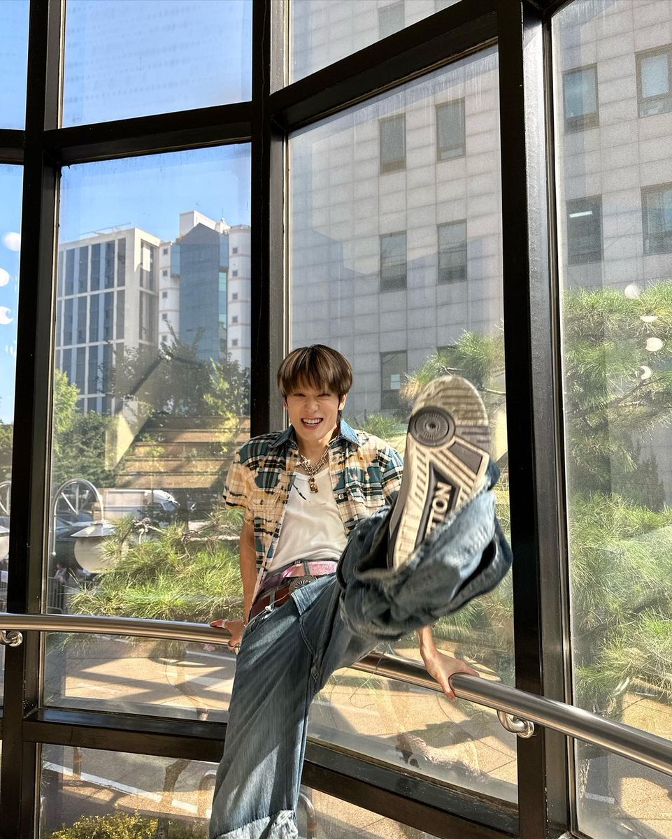 JJHLOOKS's tweet photo. jaehyun is so cute 😭😭 https://t.co/gzl16fmIE1