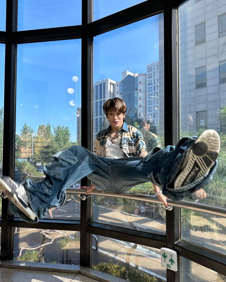 JJHLOOKS's tweet photo. jaehyun is so cute 😭😭 https://t.co/gzl16fmIE1