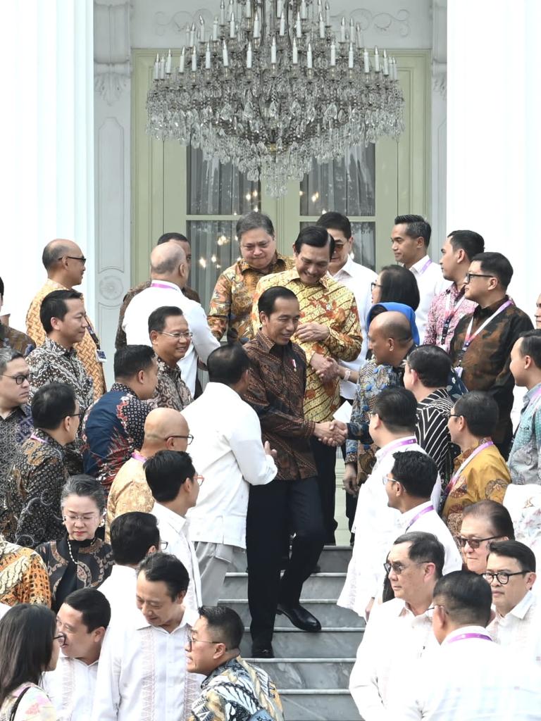 Membuka ASEAN Business and Investment Summit 2023 di Istana Negara, hari ini. 

ASEAN telah berhasil membuktikan diri sebagai kawasan yang damai, stabil, dan sejahtera dengan pertumbuhan ekonomi mencapai 4,5 persen dari tahun ke tahun (YoY). 

ASEAN juga menjadi kawasan paling