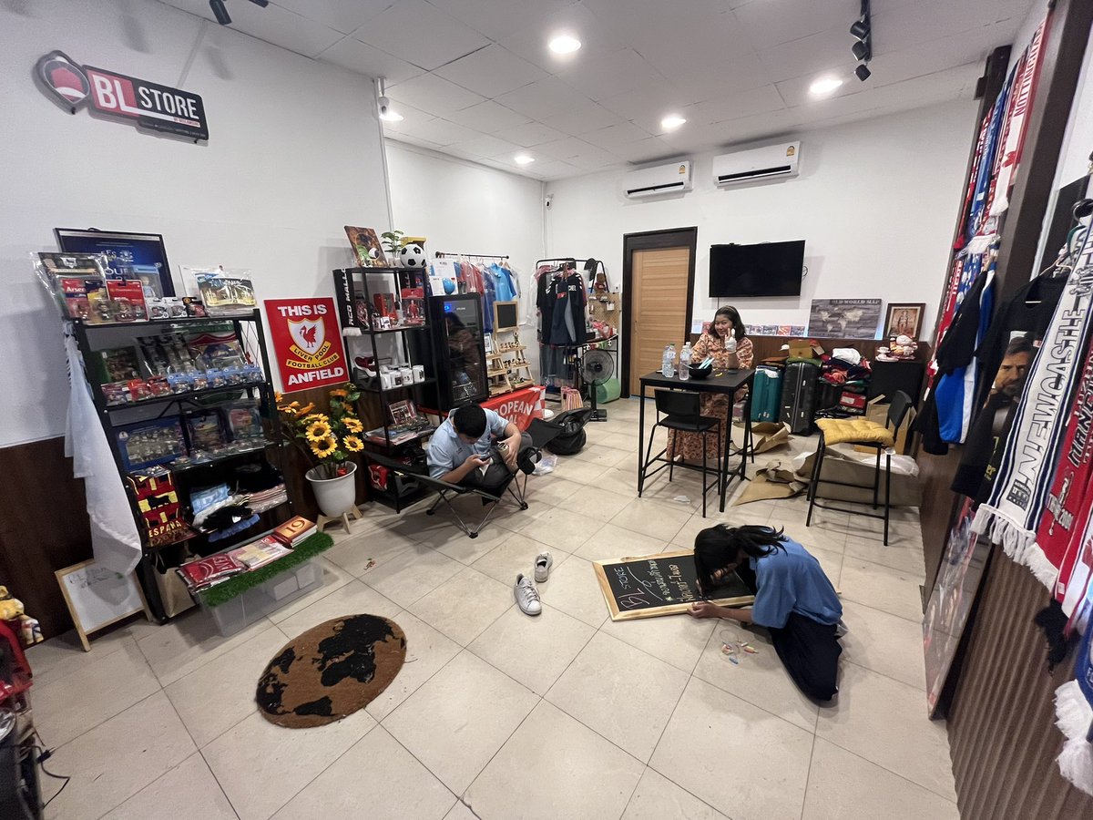 bee_lamsing's tweet image. เรือเข้าาาาาา ของเพียบ!!!!!

#BLstore เสาร์-อาทิตย์นี้เปิดปกติ ชัวร์ ๆ เจอกันหลังไลฟ์ บ่ายสามถึง 1 ทุ่ม

ฟิกเกอร์-โมเดล-ผ้าพันคอ RARE-ผ้าผูกเอว-เสื้อยืด-แก้วมัค รึ่มฮรัพ

ร้านเปิดถึงสิ้นปีนี้ เชิญได้จ้า ปั๊มซัสโก้ สาขาสาธุประดิษฐ์ 2

: 🎇 พิกัด : maps.app.goo.gl/TaDP15XgAUEWUw…