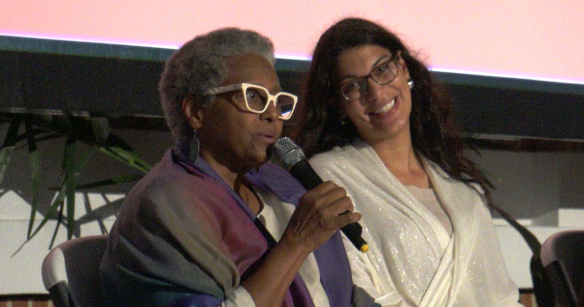 museomacpr's tweet photo. El pasado sábado se presentó en el #MAC el documental 𝗧𝗼𝗱𝗮𝘀 𝗟𝗮𝘀 𝗙𝗹𝗼𝗿𝗲𝘀, co-producción Colombia-Puerto Rico, dirigida por la #cineasta puertorriqueña Carmen Oquendo Villar.
#MuseoMACPR https://t.co/1CnB5s8Hyu