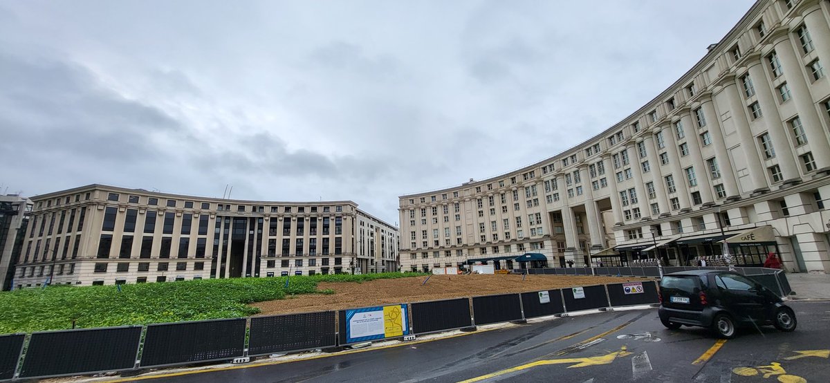 C'est la rentrée et j'ai fait le voyage de la plaça Catalunya à Barcelone jusqu'à la place de Catalogne à Paris. 
<a href="/aefeinfo/">AEFE</a> je suis ravi de vous rejoindre