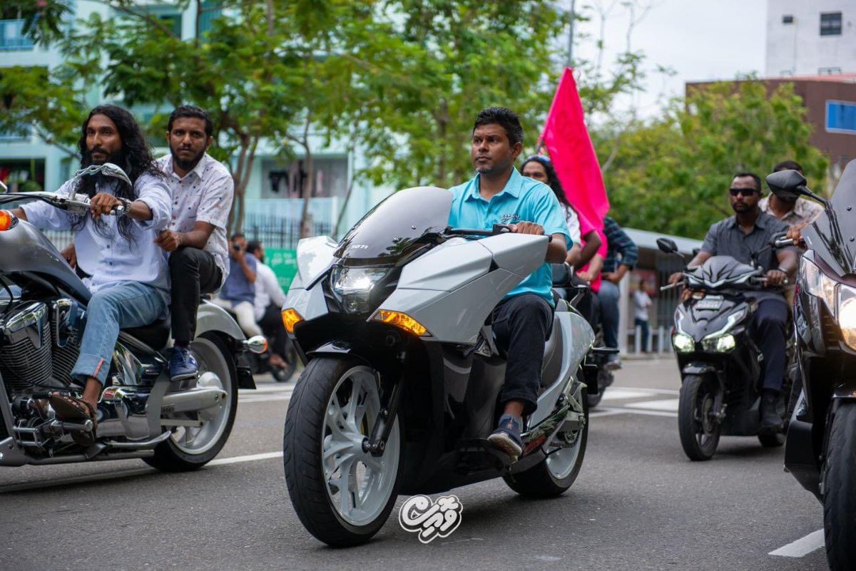AsluSoora's tweet photo. ޒުވާން ރަނިންމޭޓް ސެމްބެ އާއެކު ޕީޕީއެމް ޕީއެންސީ އަށް އޮތް ތާޢީދު ޒުވާނުން ދައްކާލައިފި. 
ޝައްކު ނުކުރައްވާ މި އިންތިޚާބު އަޅުގަނޑުމެން ކާމިޔާބު ކުރާނީ ސީދާ އެއްބުރުން އިންޝާالله ☝️

#FreePresidentYameen
#MuizzuSembe2023
#DhiveheengeRaajje
#Hope4Youth 

📷 @thevoice_mv https://t.co/oLao0n2Oi3