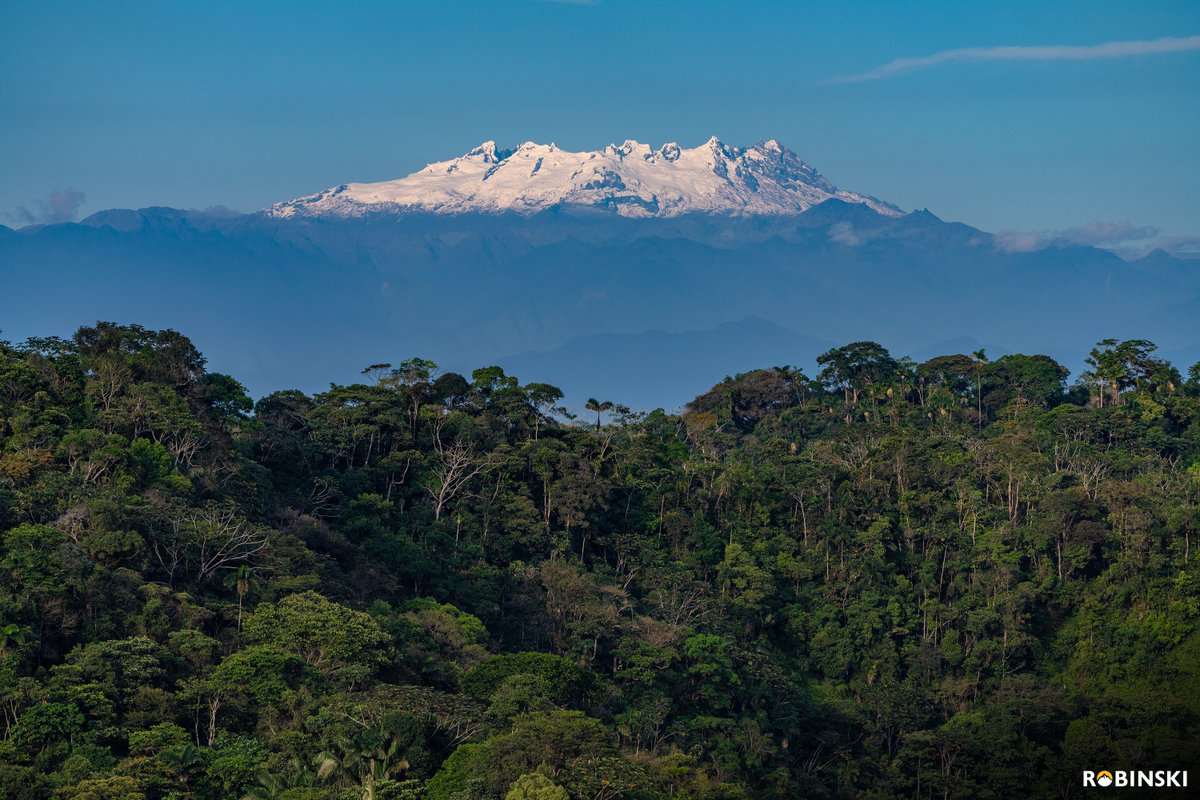 Desde la verde y exuberante Amazonía, he capturado con mi lente la silueta imponente de este guardián de hielo y roca. El contraste es asombroso: desde la tierra de la eterna primavera, donde la vida bulle en cada rincón y el aire se siente denso y húmedo, se vislumbra las