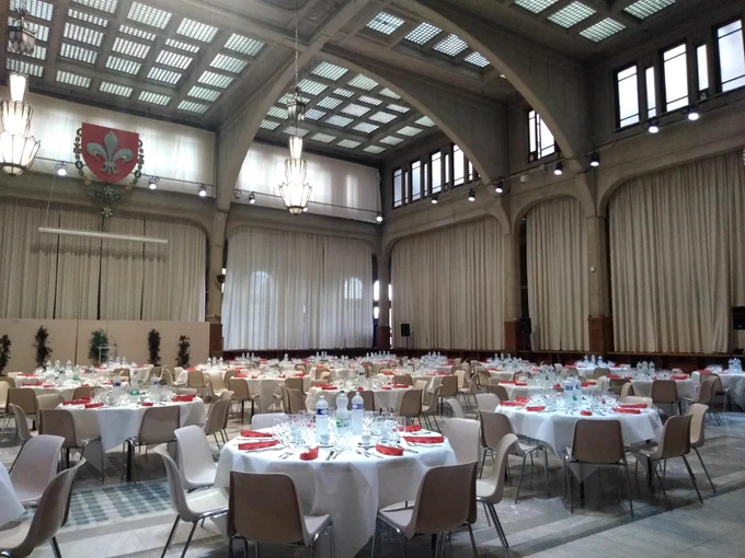 350 convives ont participé au repas des solidarités de la Fondation du Grand Orient de France le 25 Août. La salle Pierre Mauroy de la Marie de Lille était aménagée pour recevoir cette manifestation de remise des prix 2023 de la Fondation.