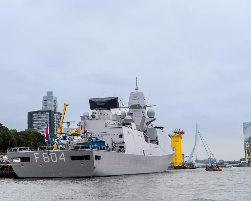 kon_marine's tweet photo. Dit hele weekend zijn we in Rotterdam te vinden tijdens de @Wereldhavendgn. We zijn hier met 4 marineschepen, het mariniersdorp en tijdens de live-demonstraties op het water laten we zien hoe we piraterij te lijf gaan. 

Meer weten over het programma? 👉 https://t.co/KSMyPmzuEi https://t.co/8yDjrUh7cD