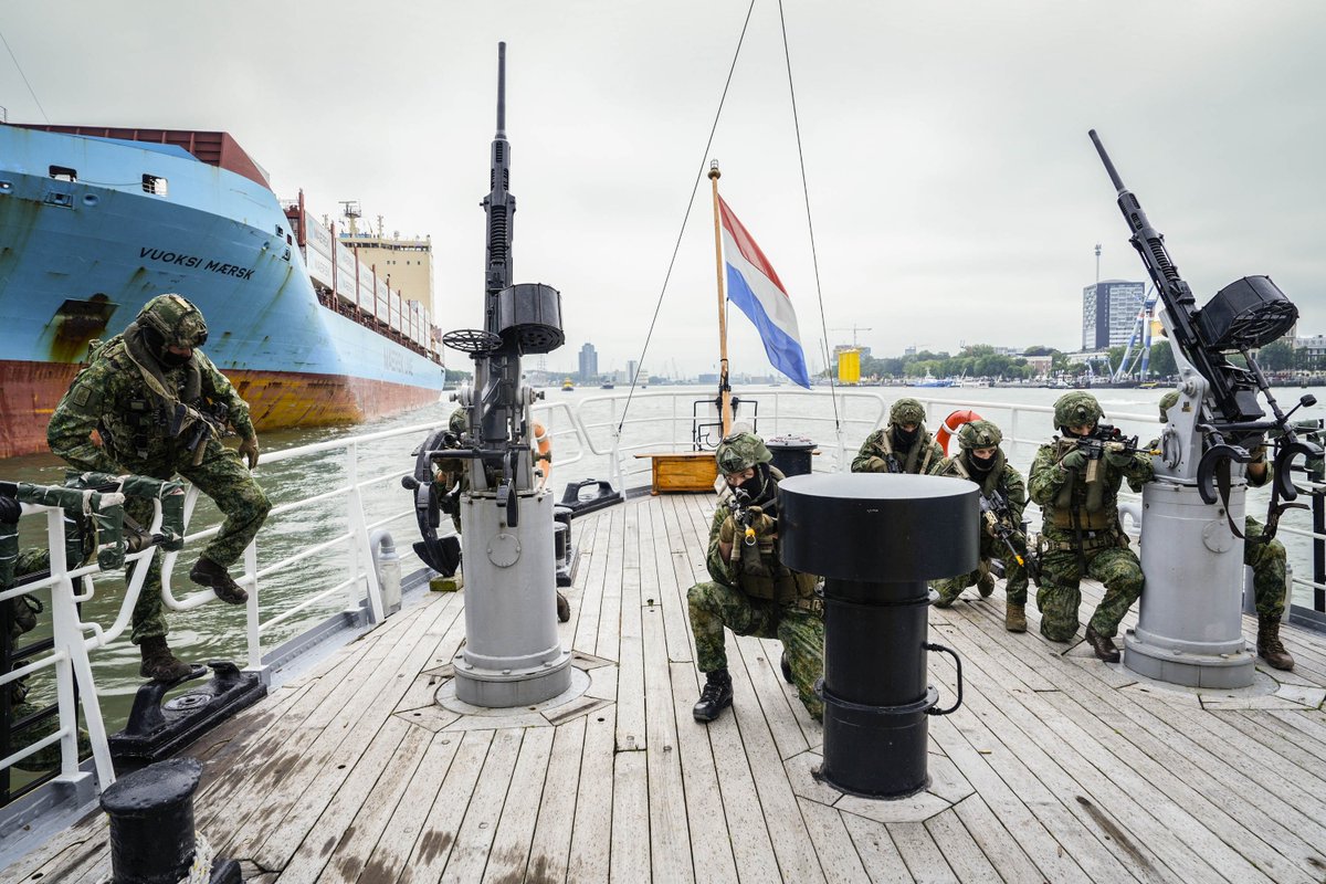 kon_marine's tweet photo. Dit hele weekend zijn we in Rotterdam te vinden tijdens de @Wereldhavendgn. We zijn hier met 4 marineschepen, het mariniersdorp en tijdens de live-demonstraties op het water laten we zien hoe we piraterij te lijf gaan. 

Meer weten over het programma? 👉 https://t.co/KSMyPmzuEi https://t.co/8yDjrUh7cD