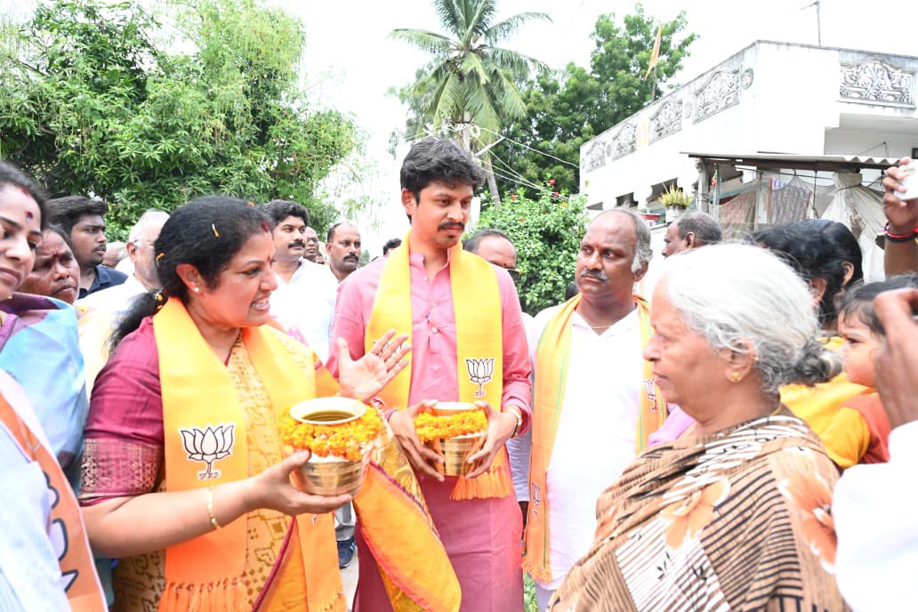 BJYM4Andhra's tweet photo. Today, as part of the #MeriMaatiMeraDesh campaign, @BJYM4Andhra President Shri @MittaVamsiBJP participated and collected "Precious Soil" along with @BJP4Andhra President Smt @PurandeswariBJP .

It's a campaign to honor our Veers and Veeranganas. https://t.co/zzYr1Yz80L