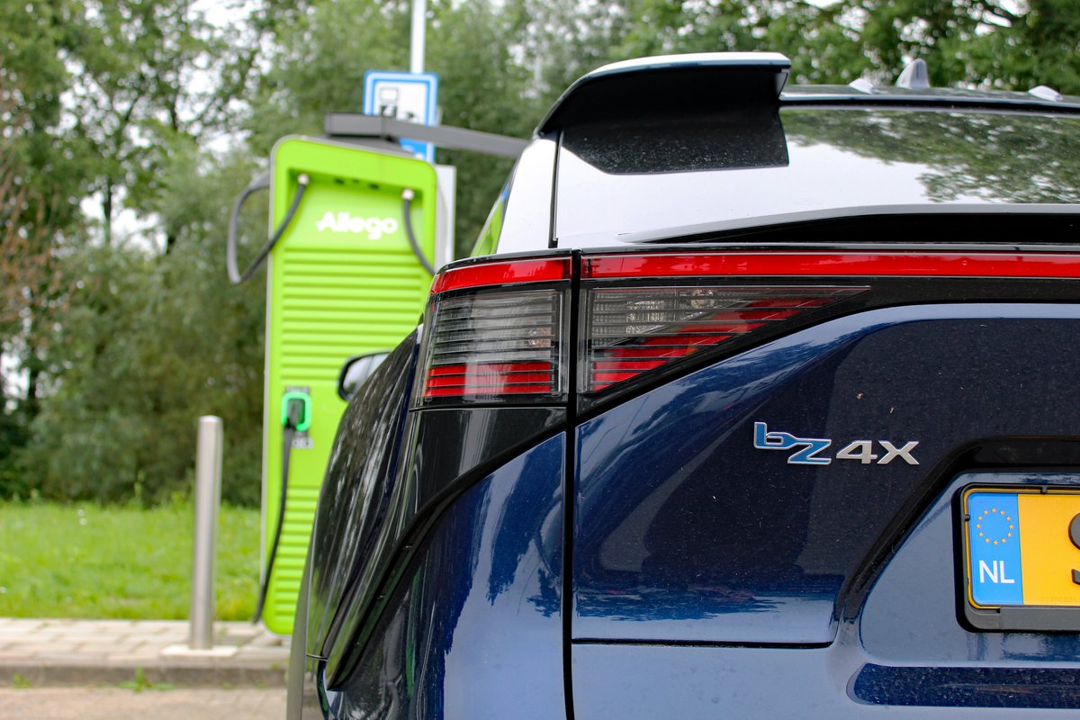 🔌 We hingen onze Toyota bZ4X aan de snellader (300 kW) om te zien hoe de Japanse EV daar presteert. 

⏰ 34 minuten van 5 naar 80 procent
⚡️ gemiddeld laadvermogen van 82 kW
🚗 293 km bereik bijgeladen

#toyota #bz4x #snelladen #actieradius #elektrischrijden