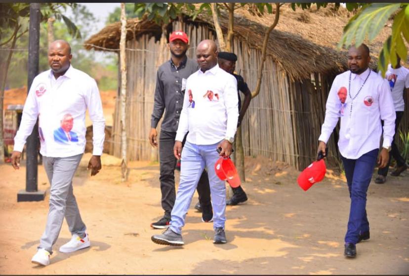 sacre_kimbinga's tweet photo. Le général des armées de @uncrdc SG et pdt a.i @BillyKambale1 , déjà sur terrain à kananga pr sensibiliser la populat° prq mwalimu a choisi la réélect° d @fatshi13. Avant tts batailles, lui et sa délégat° sont allés inclinés devant la tombe d mukulu @johnntumba d'heureuse memoire https://t.co/w9rQUxoxgo