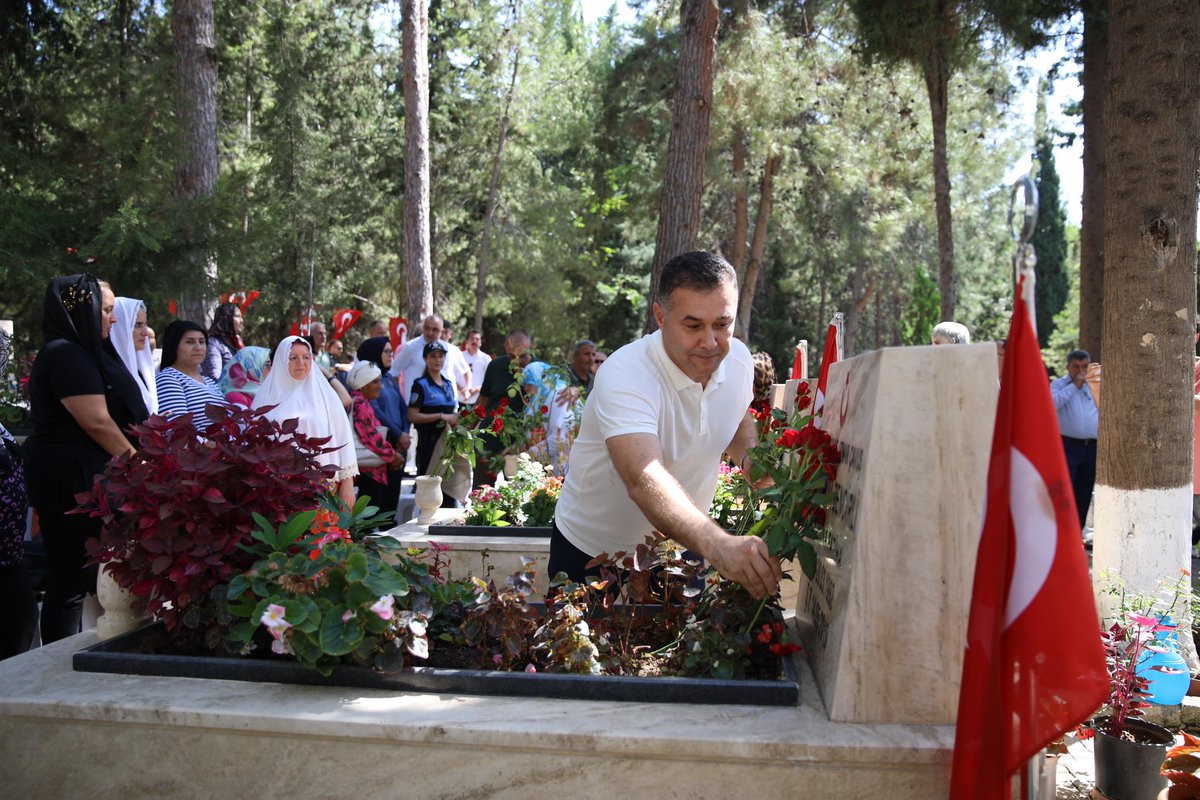AdemMuratYucel's tweet photo. 2015 yılında Mardin’in Dargeçit ilçesinde şehit olan Emniyet Amiri İbrahim Halil Aksoy’un şehadetinin sene-i devriyesinde kabri başında dualarla andık. 

Şehidimize Allah’tan rahmet diliyor, tüm şehitlerimizi saygı ve minnetle anıyorum. https://t.co/3xKFPEivAZ