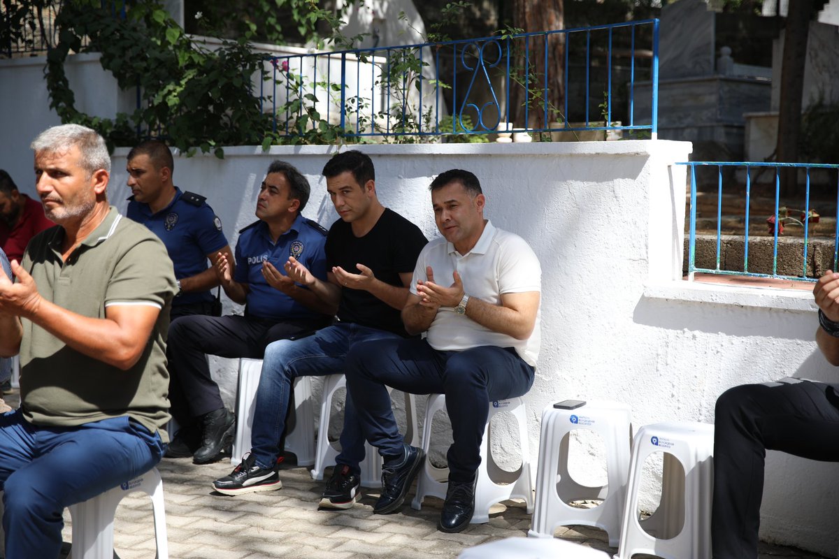 AdemMuratYucel's tweet photo. 2015 yılında Mardin’in Dargeçit ilçesinde şehit olan Emniyet Amiri İbrahim Halil Aksoy’un şehadetinin sene-i devriyesinde kabri başında dualarla andık. 

Şehidimize Allah’tan rahmet diliyor, tüm şehitlerimizi saygı ve minnetle anıyorum. https://t.co/3xKFPEivAZ