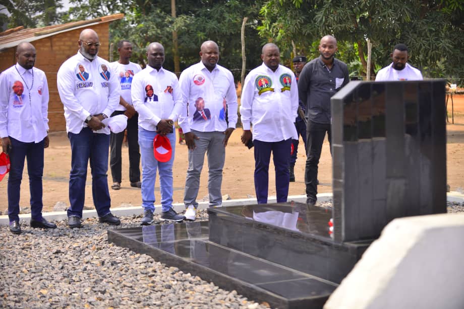 sacre_kimbinga's tweet photo. Le général des armées de @uncrdc SG et pdt a.i @BillyKambale1 , déjà sur terrain à kananga pr sensibiliser la populat° prq mwalimu a choisi la réélect° d @fatshi13. Avant tts batailles, lui et sa délégat° sont allés inclinés devant la tombe d mukulu @johnntumba d'heureuse memoire https://t.co/w9rQUxoxgo