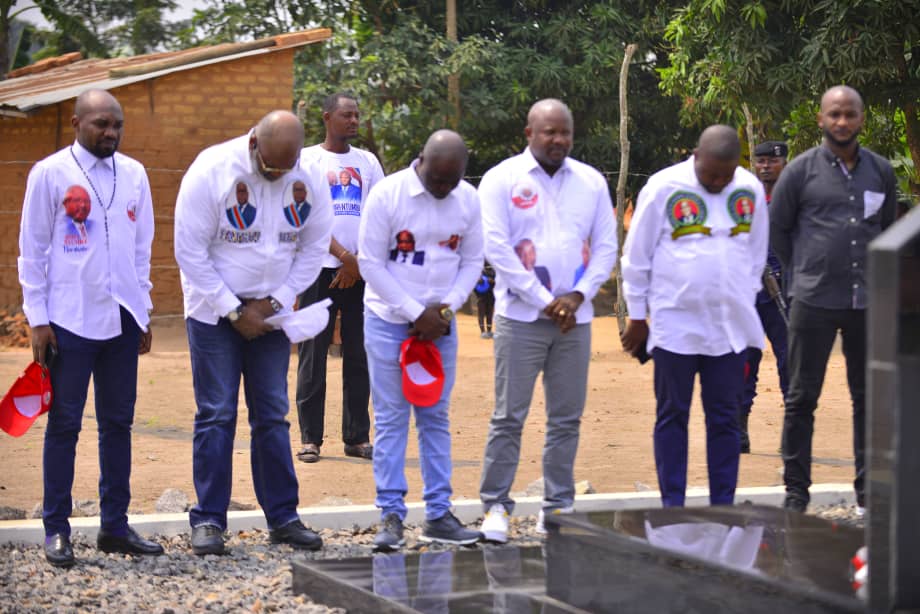sacre_kimbinga's tweet photo. Le général des armées de @uncrdc SG et pdt a.i @BillyKambale1 , déjà sur terrain à kananga pr sensibiliser la populat° prq mwalimu a choisi la réélect° d @fatshi13. Avant tts batailles, lui et sa délégat° sont allés inclinés devant la tombe d mukulu @johnntumba d'heureuse memoire https://t.co/w9rQUxoxgo