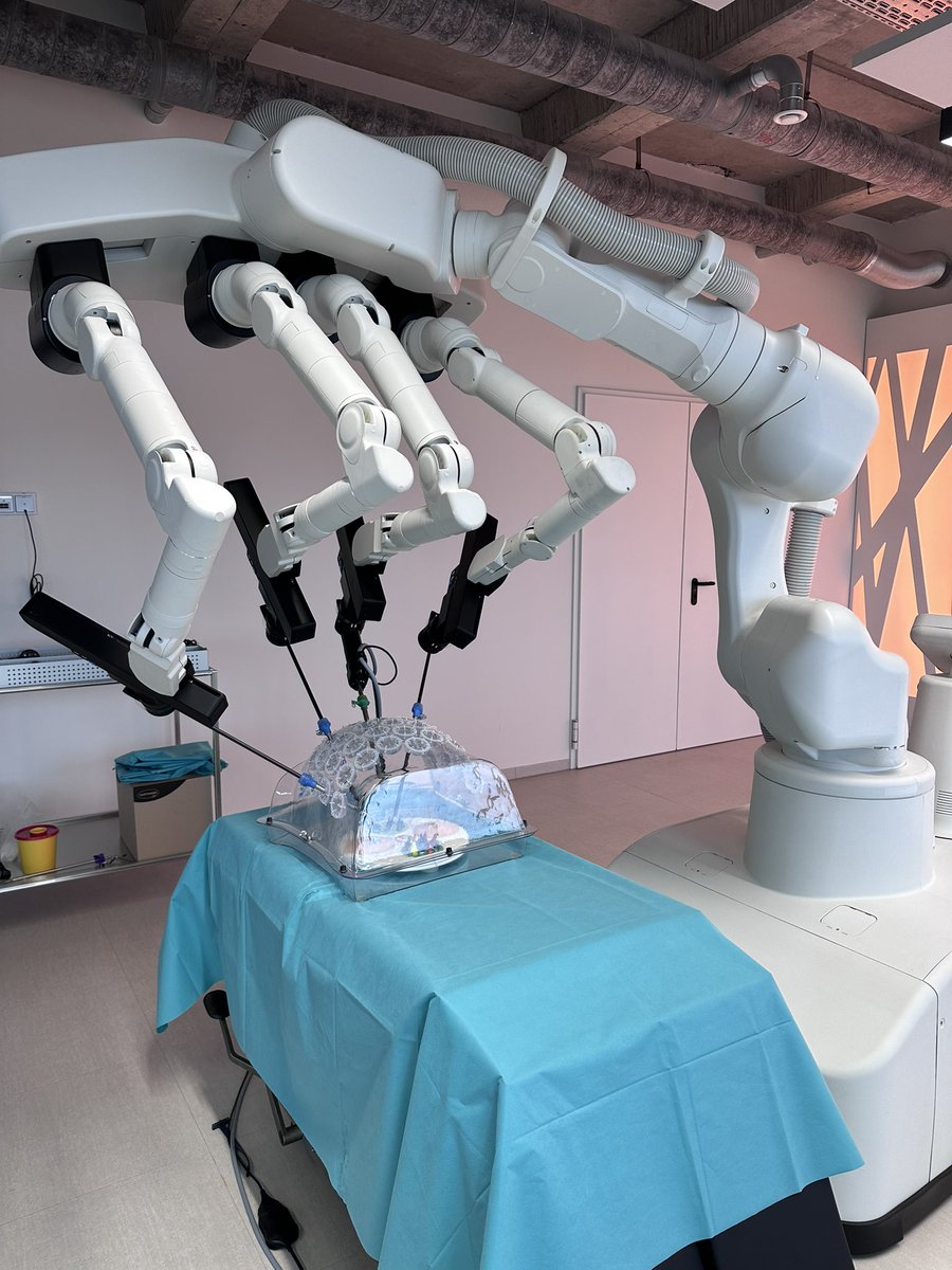SSGisbertz's tweet image. Very enthusiastic about the test drive in the promising new surgical robot Hinotori. Fantastic new robotic system, waiting for CE-marking. #roboticsurgery #minimallyinvasivesurgery @medicaroidinc