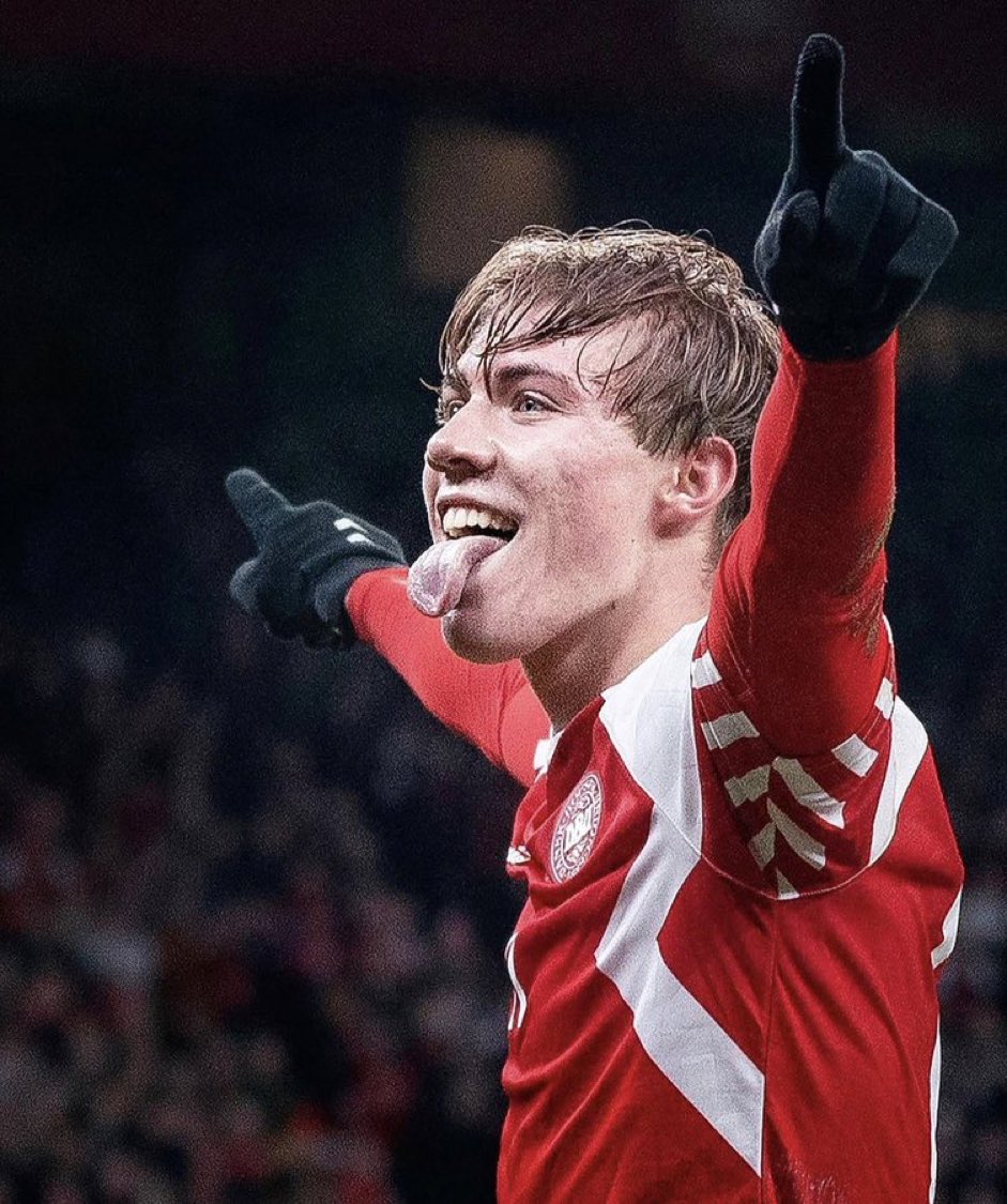 centredevils's tweet photo. 🚨🚨| BREAKING: Erik ten Hag has confirmed that Rasmus Højlund will be available to face Arsenal. 🤩🇩🇰 https://t.co/TLjjL70MW0