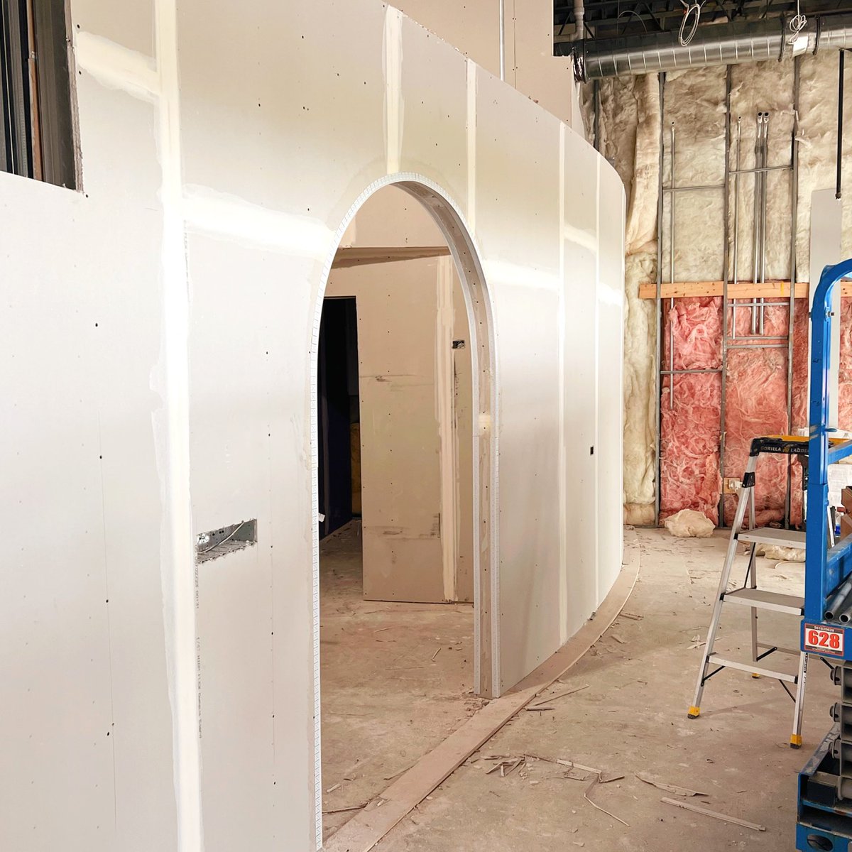 hanlinrainaldi's tweet photo. August Project Snapshots
1. An Urgent Care in Lakewood, Ohio gets framing built
2. Curved walls get hung with drywall in a tenant improvement
3. Angles keep things interesting on a University District renovation
4. Tilton’s ground up project gets its layers of roofing installed. https://t.co/g6T6sO3iM4