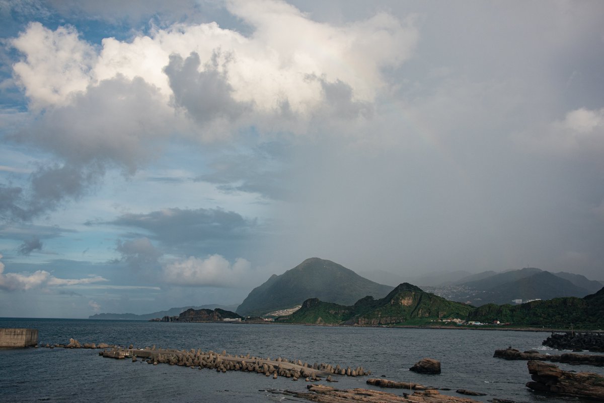 Moeshikakatanya's tweet photo. 很好拍的白塔和風雨中的彩虹🌈
#canon #eosm50 #efm22f2 https://t.co/SEKwKQt18g