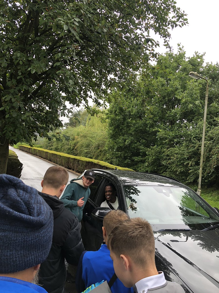 Luis Sinisterra leaving training at Thorp Arch 10 minutes ago - says he is not leaving. #LUFC