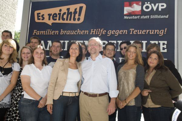 Svejk's tweet photo. Teuerung. Auch vor 15 Jahren schon ein Thema, wenn auch auf für heutige Verhältnisse lächerlichem Niveau. Damals sind eine Reihe von Familienpaketen gefolgt. Ob das genug war? #tb #oevp #molterer #esreicht https://t.co/ul5JxZJ3s1