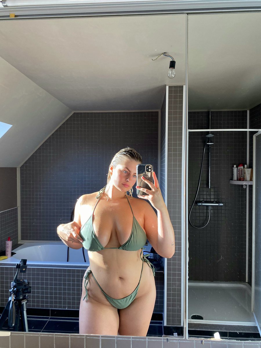 ChubbyLauraX's tweet photo. Me or the PS5? 🥰 https://t.co/WkIWKjjpKS