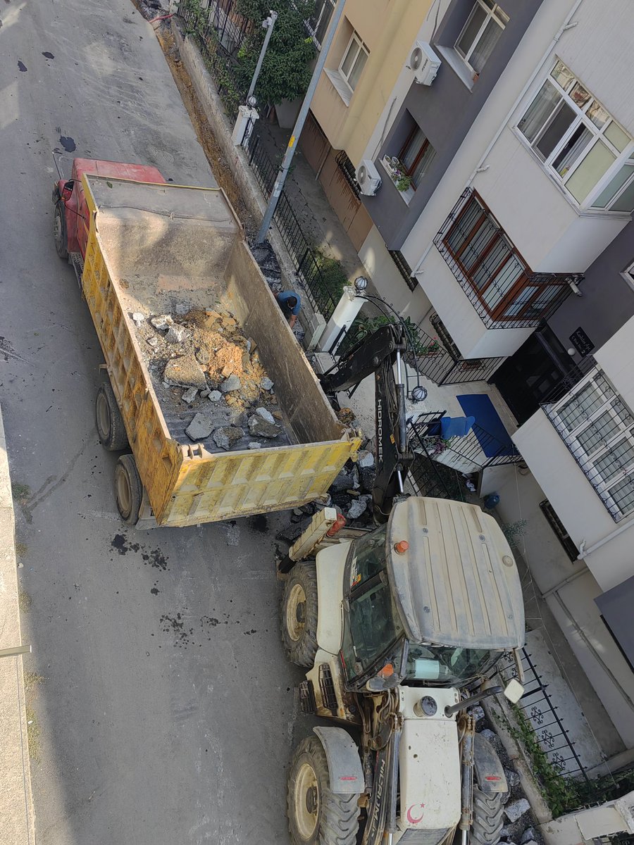 Minelsarya's tweet photo. Daha bir ay önce @atasehirbld tarafından yapılan asfaltlama çalışmasından sonra @ayedasdestek ın yeni bir çalışması var. Soruyorum size birbirinizden habersiz mi çalışıyorsunuz? Yazık değil mi o emekçilere, o asfalta o ekipmanlara... https://t.co/NZWcNWWrD2