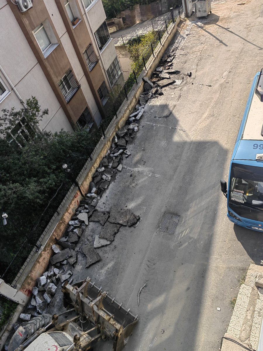 Minelsarya's tweet photo. Daha bir ay önce @atasehirbld tarafından yapılan asfaltlama çalışmasından sonra @ayedasdestek ın yeni bir çalışması var. Soruyorum size birbirinizden habersiz mi çalışıyorsunuz? Yazık değil mi o emekçilere, o asfalta o ekipmanlara... https://t.co/NZWcNWWrD2