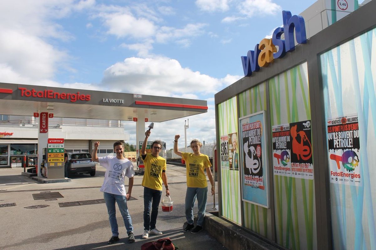 AnvCop21's tweet photo. SÉCHERESSES : TOTAL RESPONSABLE

“Ils n’ont plus d’eau ? Qu’ils boivent du pétrole !”

Partout en France, aux côtés des partenaires, on affiche la responsabilité de @TotalEnergies dans les sécheresses.
Les pollueurs doivent payer.

#SécheresseTotal #FatalEnergies https://t.co/5du6mbiR5y