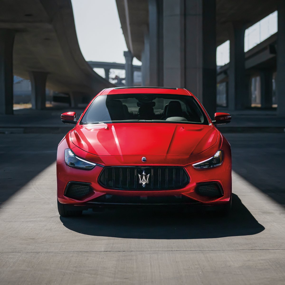 A daring demeanor with a ferocious 580 CV within. But the roar is oh so sweet.
The #MaseratiGhibli.
#Maserati