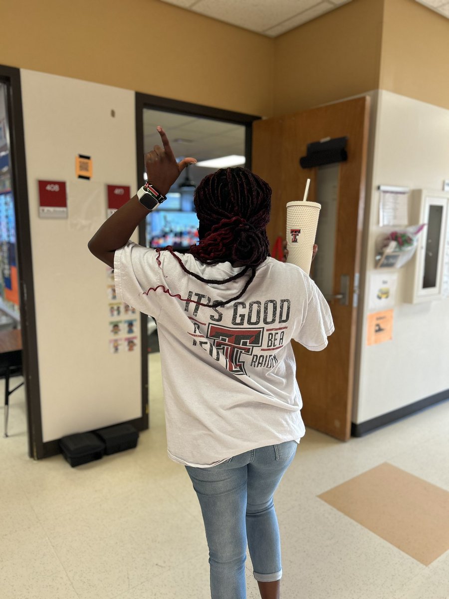 MsChisi's tweet photo. "It's a good day to be a Red Raider" Love supporting my college! ❤️🖤 @IrvingISD #WreckEmRaiders #IrvingISDGoesToCollege 
#CollegeColorsDay #ASJBuildBright https://t.co/0izieapoZC
