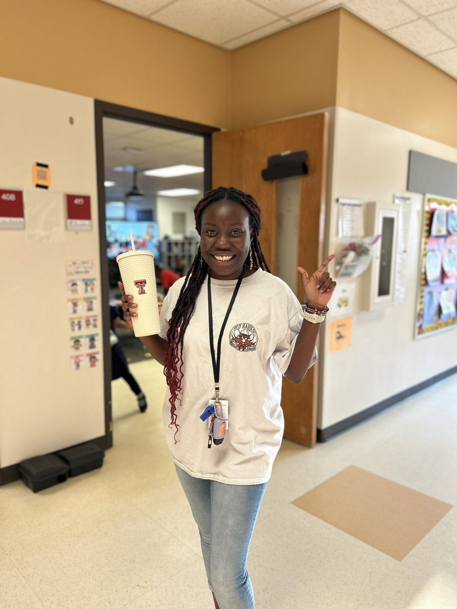 MsChisi's tweet photo. "It's a good day to be a Red Raider" Love supporting my college! ❤️🖤 @IrvingISD #WreckEmRaiders #IrvingISDGoesToCollege 
#CollegeColorsDay #ASJBuildBright https://t.co/0izieapoZC