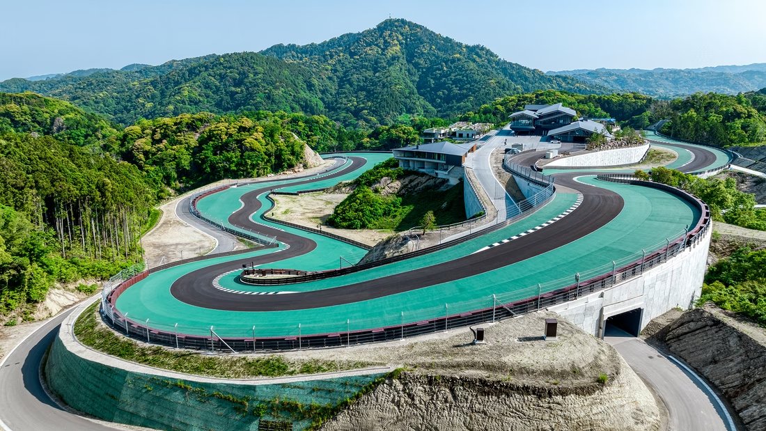 AuRupteur's tweet image. 👋 Tout plaquer et partir au Japon...

"À seulement une heure de route au sud de Tokyo, les passionnés de voitures de sport japonaises ont construit le nec plus ultra des circuits de course privés."

3,571 km, 22 courbes et un dénivelé total de 80 mètres.
