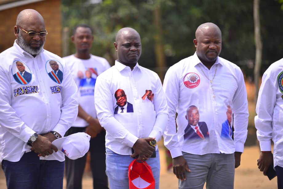 CMpiso's tweet photo. Avant son discours très attendu par les kanangaise et kanangais , le secrétaire général @BillyKambale1 est aller s'incliner sur le tombe de feu SGA john ntumba PANUPAKOLE . https://t.co/k1UcHsWF4Y