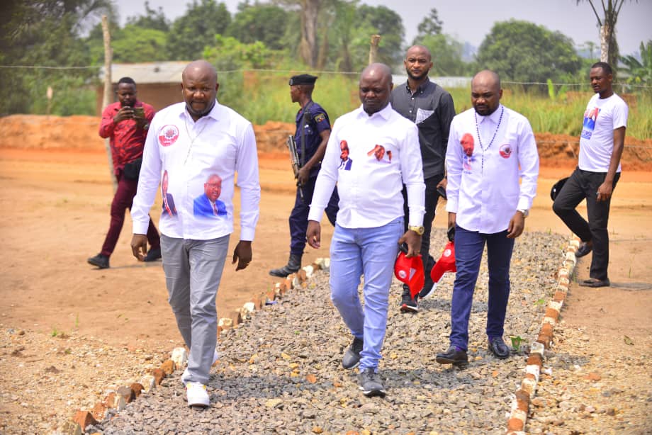CMpiso's tweet photo. Avant son discours très attendu par les kanangaise et kanangais , le secrétaire général @BillyKambale1 est aller s'incliner sur le tombe de feu SGA john ntumba PANUPAKOLE . https://t.co/k1UcHsWF4Y